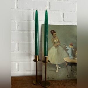 Chandelier vintage en cuivre fait au Danemark avec chandelles en lucite vertes